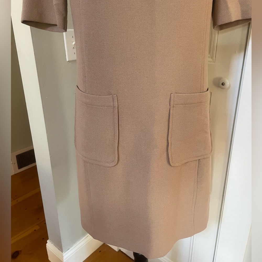Trina Turk Maleko Short-Sleeve Shift Dress with Folded Collar. Size: 4. - Picture 10 of 14